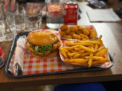 Benny's American burger - Surfers Paradise