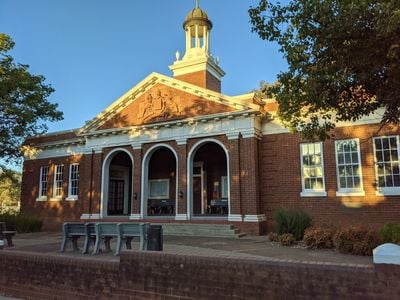 Griffith Court House, Banna Ave